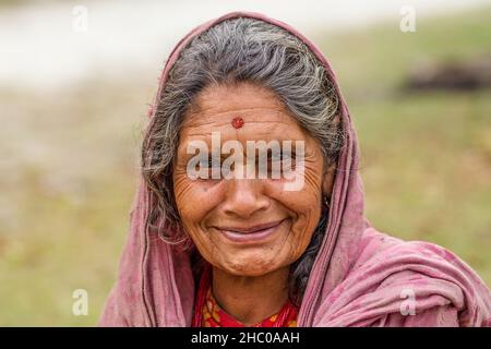 Porträt einer älteren nepalesischen Hindu-Frau mit einer tika oder einem Bindi auf der Stirn. In der Nähe des Himalaya-Dorfes Dhampus, Nepal. Stockfoto