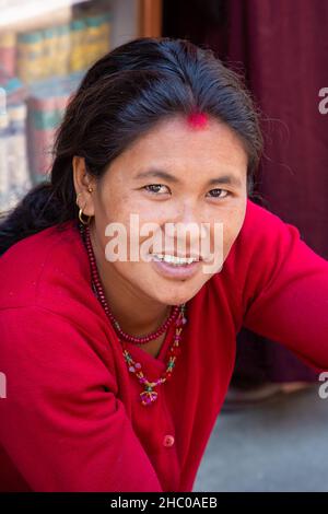 Porträt einer jungen tibtanische Flüchtlingsfrau in Kathmandu, Nepal. Stockfoto