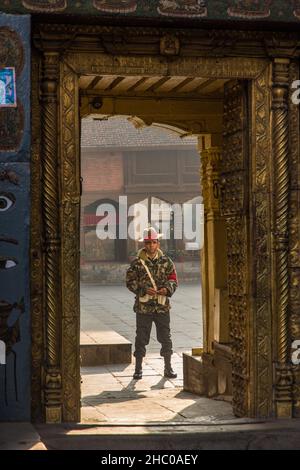 Gurkha Soldat in moderner Tarnuniform im Wachdienst im Hanuman Dhoka Palast, Durbar Platz, Kathmandu, Nepal. Der Soldat steht in Th Stockfoto