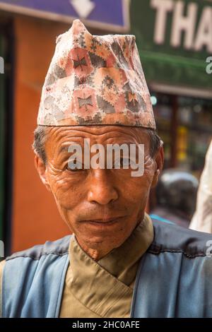 Ein älterer nepalesischer Mann in einer traditionellen Dhaka-Topi-Mütze in Kathmandu, Nepal. Stockfoto