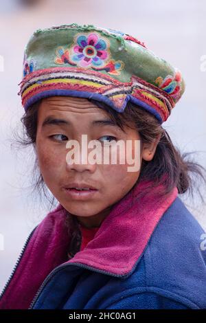 Eine junge tibetische Flüchtlingsfrau in traditioneller Kleidung in der Nähe der Boudhanath Stupa in Kathmandu, Nepal. Stockfoto