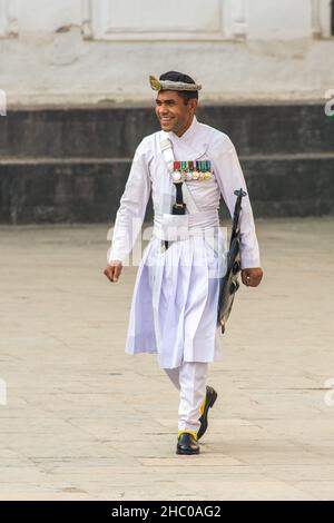 Der Kommandant einer zeremoniellen Wacheinheit von Gurkha-Soldaten in traditioneller Uniform in Kathmandu, Nepal. Die Wachen erfüllen zeremonielle Aufgaben im H Stockfoto