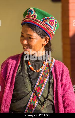 Eine junge tibetische Flüchtlingsfrau in traditioneller Kleidung in der Nähe der Boudhanath Stupa in Kathmandu, Nepal. Stockfoto