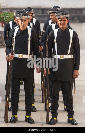 Gurkha-Soldaten in der traditionellen Gurhka-Uniform im zeremoniellen Dienst im Hanuman-Dhoka-Palast in Kathmandu, Nepal. Stockfoto