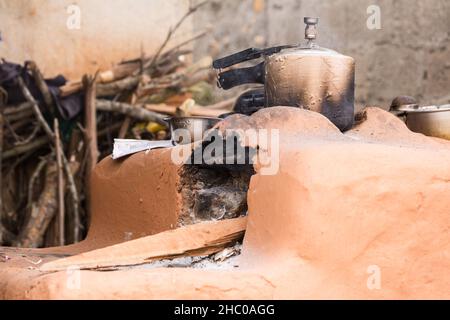 Ein Druckkochtopf auf einem Chulo oder einem traditionellen Holzofen im Freien aus Schlamm. Malekhu, Nepal. Stockfoto