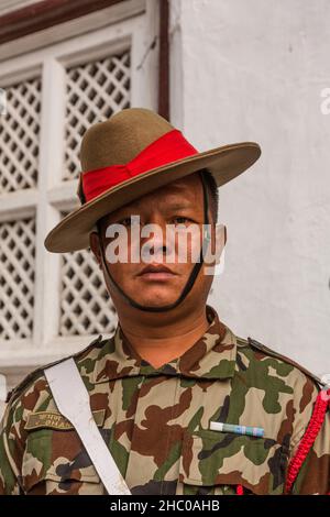 Gurkha Soldat in moderner Tarnuniform im Wachdienst im Hanuman Dhoka Palast, Durbar Platz, Kathmandu, Nepal. Stockfoto