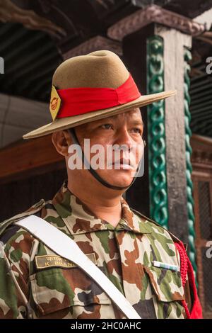 Gurkha Soldat in moderner Tarnuniform im Wachdienst im Hanuman Dhoka Palast, Durbar Platz, Kathmandu, Nepal. Stockfoto