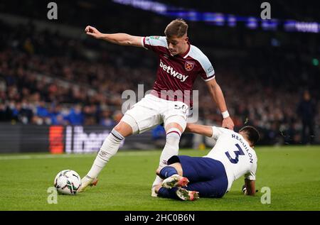 Harrison Ashby von West Ham United (links) und Sergio Reguilon von Tottenham Hotspur kämpfen im Viertelfinale des Carabao Cups im Tottenham Hotspur Stadium, London, um den Ball. Bilddatum: Mittwoch, 22. Dezember 2021. Stockfoto