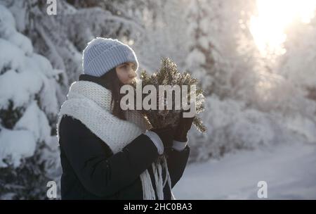 Panorama-Aufnahme einer Frau mit einem Strauß von Kiefernästen Stockfoto