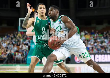 Breslau, Polen, 22nd. Dezember 2021. EUROCUP 7days: WKS Slask Wroclaw gegen Joventut Badalona in der Centennial Hall. Im Bild: Travis Trice (0), Andres Feliz (22) © Piotr Zajac/Alamy Live News Stockfoto