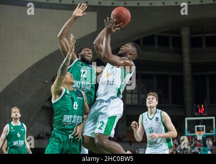 Breslau, Polen, 22nd. Dezember 2021. EUROCUP 7days: WKS Slask Wroclaw gegen Joventut Badalona in der Centennial Hall. Im Bild: Andres Feliz (22), Travis Trice (0), Cyril Langevine (12) © Piotr Zajac/Alamy Live News Stockfoto