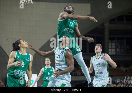 Breslau, Polen, 22nd. Dezember 2021. EUROCUP 7days: WKS Slask Wroclaw gegen Joventut Badalona in der Centennial Hall. Im Bild: Cyril Langevine (12), Andres Feliz (22), Travis Trice (0) © Piotr Zajac/Alamy Live News Stockfoto