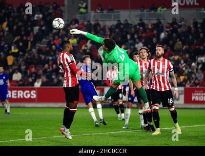 Brentford Community Stadium, London, Großbritannien. 22nd Dez 2021. EFL Cup Football Brentford gegen Chelsea; Torwart Alvaro Fernandez von Brentford schlägt den Ball aus Credit: Action Plus Sports/Alamy Live News Stockfoto