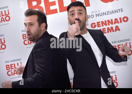 Rom, Vatikanstadt. 22nd Dez 2021. Das italienische Comedy-Duo Pio D'Antini und Amedeo Grieco, Pio e Amedeo, nehmen an der Fotoserie Belli Ciao im Cinema Quattro Fontane in Rome, (Italien), am 22th. Dezember 2021 Teil.Quelle: dpa/Alamy Live News Stockfoto