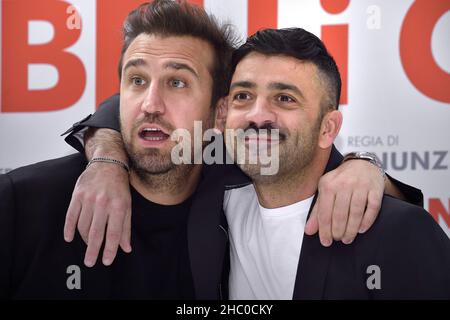 Rom, Vatikanstadt. 22nd Dez 2021. Das italienische Comedy-Duo Pio D'Antini und Amedeo Grieco, Pio e Amedeo, nehmen an der Fotoserie Belli Ciao im Cinema Quattro Fontane in Rome, (Italien), am 22th. Dezember 2021 Teil.Quelle: dpa/Alamy Live News Stockfoto