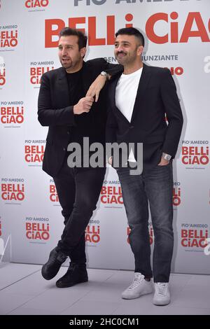 Rom, Vatikanstadt. 22nd Dez 2021. Das italienische Comedy-Duo Pio D'Antini und Amedeo Grieco, Pio e Amedeo, nehmen an der Fotoserie Belli Ciao im Cinema Quattro Fontane in Rome, (Italien), am 22th. Dezember 2021 Teil.Quelle: dpa/Alamy Live News Stockfoto