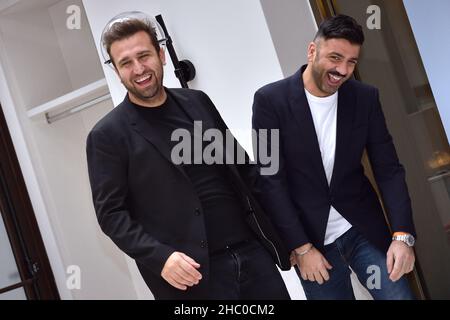 Rom, Vatikanstadt. 22nd Dez 2021. Das italienische Comedy-Duo Pio D'Antini und Amedeo Grieco, Pio e Amedeo, nehmen an der Fotoserie Belli Ciao im Cinema Quattro Fontane in Rome, (Italien), am 22th. Dezember 2021 Teil.Quelle: dpa/Alamy Live News Stockfoto