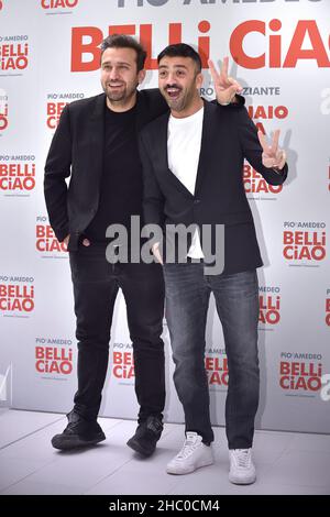 Rom, Vatikanstadt. 22nd Dez 2021. Das italienische Comedy-Duo Pio D'Antini und Amedeo Grieco, Pio e Amedeo, nehmen an der Fotoserie Belli Ciao im Cinema Quattro Fontane in Rome, (Italien), am 22th. Dezember 2021 Teil.Quelle: dpa/Alamy Live News Stockfoto