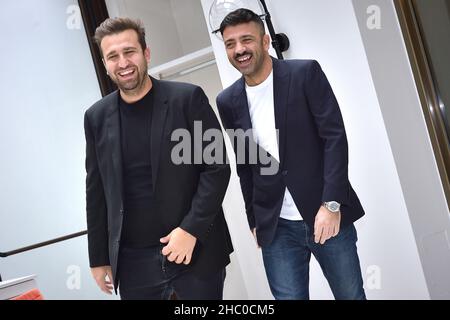 Rom, Vatikanstadt. 22nd Dez 2021. Das italienische Comedy-Duo Pio D'Antini und Amedeo Grieco, Pio e Amedeo, nehmen an der Fotoserie Belli Ciao im Cinema Quattro Fontane in Rome, (Italien), am 22th. Dezember 2021 Teil.Quelle: dpa/Alamy Live News Stockfoto