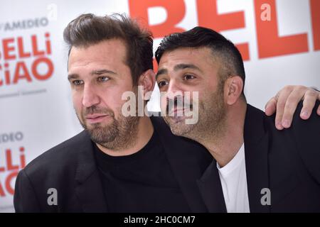 Rom, Vatikanstadt. 22nd Dez 2021. Das italienische Comedy-Duo Pio D'Antini und Amedeo Grieco, Pio e Amedeo, nehmen an der Fotoserie Belli Ciao im Cinema Quattro Fontane in Rome, (Italien), am 22th. Dezember 2021 Teil.Quelle: dpa/Alamy Live News Stockfoto