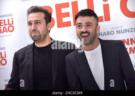 Rom, Vatikanstadt. 22nd Dez 2021. Das italienische Comedy-Duo Pio D'Antini und Amedeo Grieco, Pio e Amedeo, nehmen an der Fotoserie Belli Ciao im Cinema Quattro Fontane in Rome, (Italien), am 22th. Dezember 2021 Teil.Quelle: dpa/Alamy Live News Stockfoto