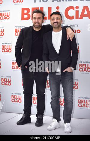 Rom, Vatikanstadt. 22nd Dez 2021. Das italienische Comedy-Duo Pio D'Antini und Amedeo Grieco, Pio e Amedeo, nehmen an der Fotoserie Belli Ciao im Cinema Quattro Fontane in Rome, (Italien), am 22th. Dezember 2021 Teil.Quelle: dpa/Alamy Live News Stockfoto