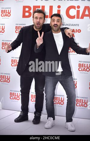 Rom, Vatikanstadt. 22nd Dez 2021. Das italienische Comedy-Duo Pio D'Antini und Amedeo Grieco, Pio e Amedeo, nehmen an der Fotoserie Belli Ciao im Cinema Quattro Fontane in Rome, (Italien), am 22th. Dezember 2021 Teil.Quelle: dpa/Alamy Live News Stockfoto