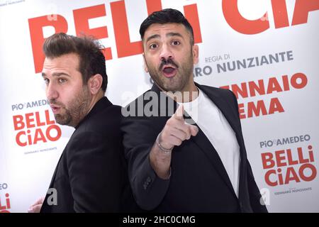 Rom, Vatikanstadt. 22nd Dez 2021. Das italienische Comedy-Duo Pio D'Antini und Amedeo Grieco, Pio e Amedeo, nehmen an der Fotoserie Belli Ciao im Cinema Quattro Fontane in Rome, (Italien), am 22th. Dezember 2021 Teil.Quelle: dpa/Alamy Live News Stockfoto