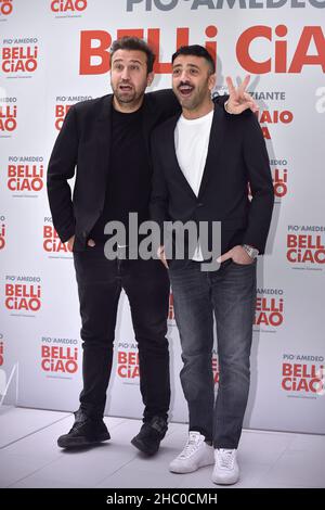 Rom, Vatikanstadt. 22nd Dez 2021. Das italienische Comedy-Duo Pio D'Antini und Amedeo Grieco, Pio e Amedeo, nehmen an der Fotoserie Belli Ciao im Cinema Quattro Fontane in Rome, (Italien), am 22th. Dezember 2021 Teil.Quelle: dpa/Alamy Live News Stockfoto