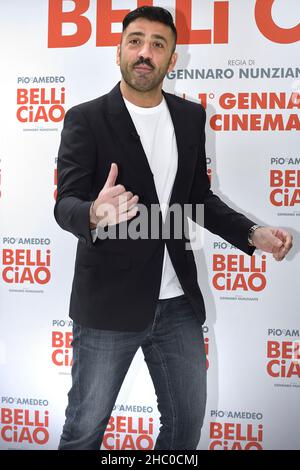 Rom, Vatikanstadt. 22nd Dez 2021. Das italienische Comedy-Duo Pio D'Antini und Amedeo Grieco, Pio e Amedeo, nehmen an der Fotoserie Belli Ciao im Cinema Quattro Fontane in Rome, (Italien), am 22th. Dezember 2021 Teil.Quelle: dpa/Alamy Live News Stockfoto