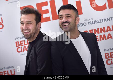 Rom, Vatikanstadt. 22nd Dez 2021. Das italienische Comedy-Duo Pio D'Antini und Amedeo Grieco, Pio e Amedeo, nehmen an der Fotoserie Belli Ciao im Cinema Quattro Fontane in Rome, (Italien), am 22th. Dezember 2021 Teil.Quelle: dpa/Alamy Live News Stockfoto