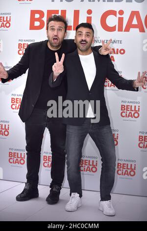 Rom, Vatikanstadt. 22nd Dez 2021. Das italienische Comedy-Duo Pio D'Antini und Amedeo Grieco, Pio e Amedeo, nehmen an der Fotoserie Belli Ciao im Cinema Quattro Fontane in Rome, (Italien), am 22th. Dezember 2021 Teil.Quelle: dpa/Alamy Live News Stockfoto