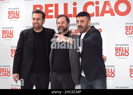 Rom, Vatikanstadt. 22nd Dez 2021. Das italienische Comedy-Duo Pio D'Antini und Amedeo Grieco, Pio e Amedeo, nehmen an der Fotoserie Belli Ciao im Cinema Quattro Fontane in Rome, (Italien), am 22th. Dezember 2021 Teil.Quelle: dpa/Alamy Live News Stockfoto