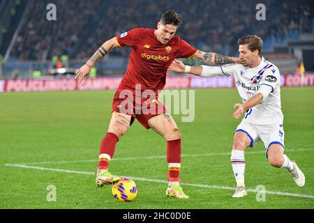 Nicolo' Zaniolo (AS Roma) Adrien Silva (UC Sampdoria) während der italienischen Fußball-Liga Ein 2021/2022-Match zwischen AS Roma und UC Sampdoria am 22. Dezember 2021 im Olimpic Stadium in Rom. Stockfoto