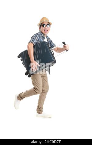 Der ältere asiatische Mann, der mit Gepäck auf dem weißen Hintergrund steht. Stockfoto