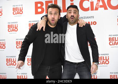 Rom, Vatikanstadt. 22nd Dez 2021. Das italienische Comedy-Duo Pio D'Antini und Amedeo Grieco, Pio e Amedeo, nehmen an der Fotoserie Belli Ciao im Cinema Quattro Fontane in Rome, (Italien), am 22th. Dezember 2021 Teil.Quelle: dpa/Alamy Live News Stockfoto