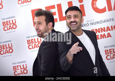 Rom, Vatikanstadt. 22nd Dez 2021. Das italienische Comedy-Duo Pio D'Antini und Amedeo Grieco, Pio e Amedeo, nehmen an der Fotoserie Belli Ciao im Cinema Quattro Fontane in Rome, (Italien), am 22th. Dezember 2021 Teil.Quelle: dpa/Alamy Live News Stockfoto