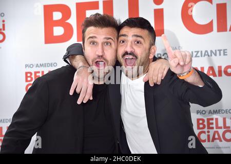 Rom, Vatikanstadt. 22nd Dez 2021. Das italienische Comedy-Duo Pio D'Antini und Amedeo Grieco, Pio e Amedeo, nehmen an der Fotoserie Belli Ciao im Cinema Quattro Fontane in Rome, (Italien), am 22th. Dezember 2021 Teil.Quelle: dpa/Alamy Live News Stockfoto