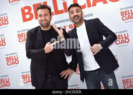 Rom, Vatikanstadt. 22nd Dez 2021. Das italienische Comedy-Duo Pio D'Antini und Amedeo Grieco, Pio e Amedeo, nehmen an der Fotoserie Belli Ciao im Cinema Quattro Fontane in Rome, (Italien), am 22th. Dezember 2021 Teil.Quelle: dpa/Alamy Live News Stockfoto