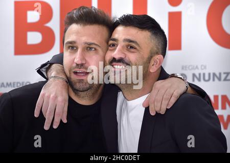 Rom, Vatikanstadt. 22nd Dez 2021. Das italienische Comedy-Duo Pio D'Antini und Amedeo Grieco, Pio e Amedeo, nehmen an der Fotoserie Belli Ciao im Cinema Quattro Fontane in Rome, (Italien), am 22th. Dezember 2021 Teil.Quelle: dpa/Alamy Live News Stockfoto