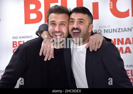Rom, Vatikanstadt. 22nd Dez 2021. Das italienische Comedy-Duo Pio D'Antini und Amedeo Grieco, Pio e Amedeo, nehmen an der Fotoserie Belli Ciao im Cinema Quattro Fontane in Rome, (Italien), am 22th. Dezember 2021 Teil.Quelle: dpa/Alamy Live News Stockfoto