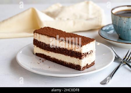 Tiramisu Dessert auf weißem Hintergrund. Italienisches Dessertkonzept. Teller Tiramisu-Kuchen. Nahaufnahme. Selektiver Fokus. Horizontale Ansicht. Stockfoto
