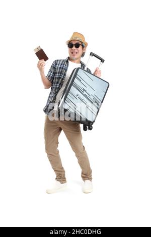 Der ältere asiatische Mann, der mit Gepäck auf dem weißen Hintergrund steht. Stockfoto