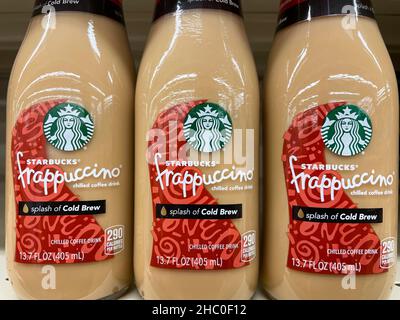 Evans, GA USA - 12 20 21: Kalte Kaffee-Energy-Drinks auf einem Einzelhandelsregal Stockfoto