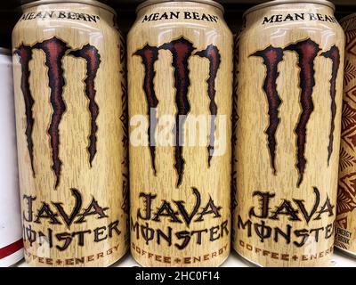 Evans, GA USA - 12 20 21: Kalte Kaffee-Energy-Drinks auf einem Einzelhandelsregal Stockfoto