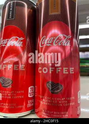 Evans, GA USA - 12 20 21: Kalte Kaffee-Energy-Drinks auf einem Einzelhandelsregal Stockfoto