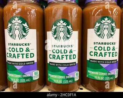 Evans, GA USA - 12 20 21: Kalte Kaffee-Energy-Drinks auf einem Einzelhandelsregal Stockfoto