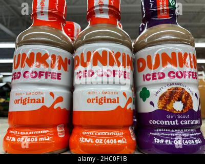 Evans, GA USA - 12 20 21: Kalte Kaffee-Energy-Drinks auf einem Einzelhandelsregal Stockfoto