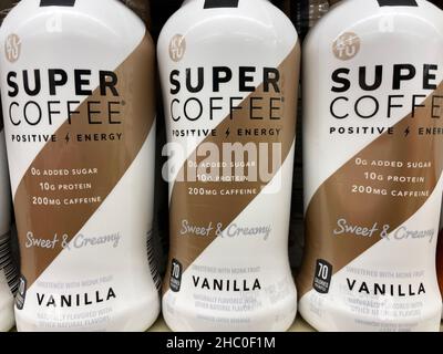 Evans, GA USA - 12 20 21: Kalte Kaffee-Energy-Drinks auf einem Einzelhandelsregal Stockfoto