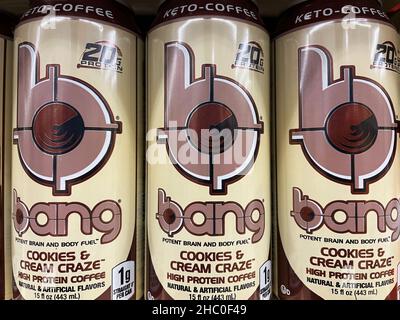 Evans, GA USA - 12 20 21: Kalte Kaffee-Energy-Drinks auf einem Einzelhandelsregal Stockfoto